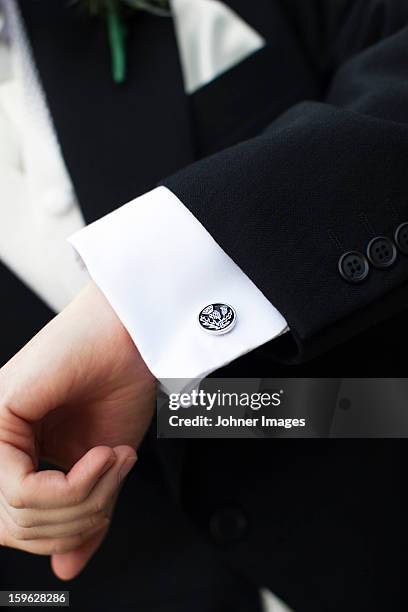 hand of groom wearing suit and shirt with cuff pins - cufflink fotografías e imágenes de stock