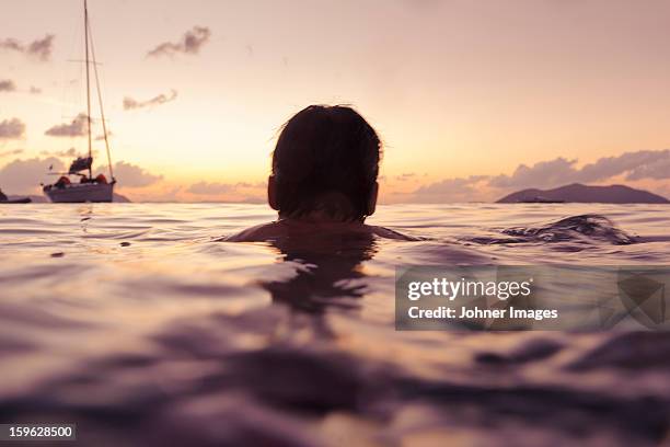 silhouette of man swimming in sea - journey pov stockfoto's en -beelden