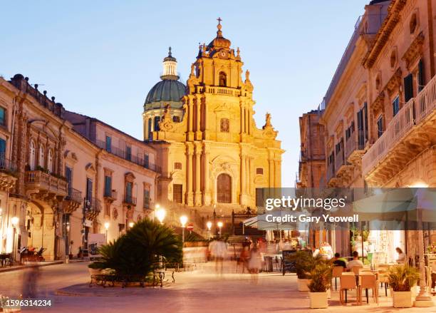 piazza duomo in ragusa at dusk, sicily - ragusa sicily stock pictures, royalty-free photos & images