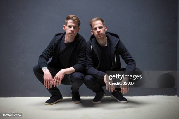 double trouble - identical twin stock pictures, royalty-free photos & images