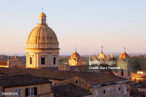 elevated view over rooftops in noto, sicily - st nicholas cathedral stock-fotos und bilder