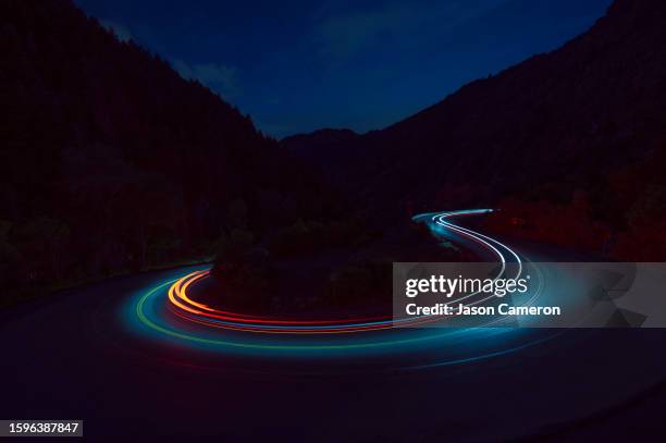 light trails on little cottonwood canyon s-curve road - light trail - fotografias e filmes do acervo