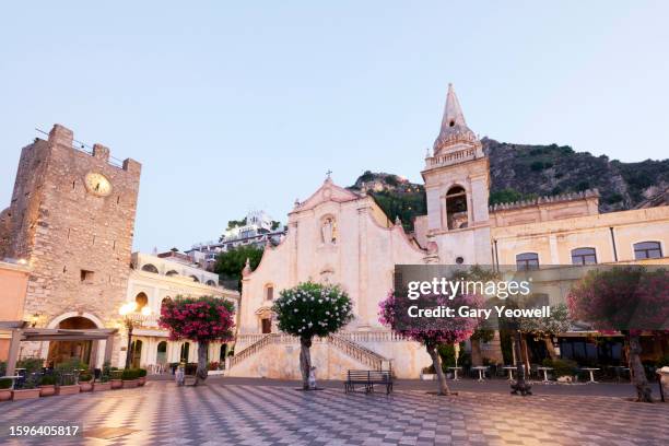 piazza ix aprile in taormina at dawn - taormina stock pictures, royalty-free photos & images