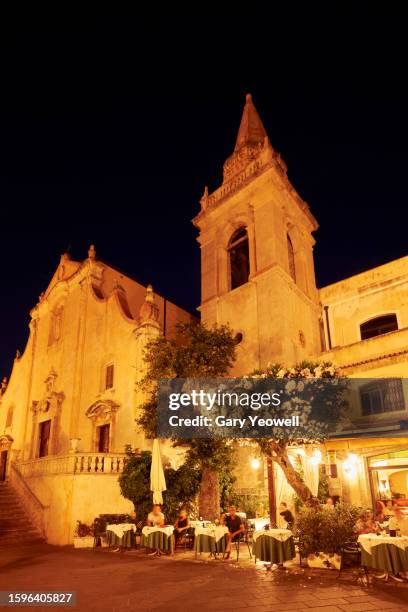 people dining outside in piazza ix aprile in taormina - ix stock pictures, royalty-free photos & images