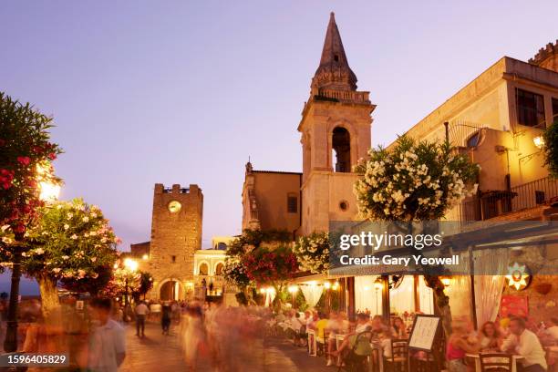 people dining outside in piazza ix aprile in taormina - sidewalk cafe italy stock pictures, royalty-free photos & images