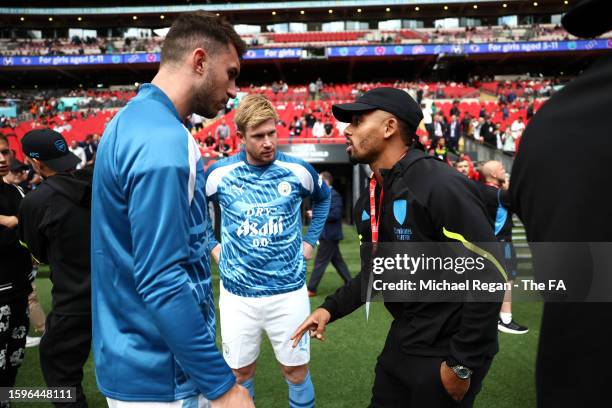 Aymeric Laporte and Kevin De Bruyne of Manchester City interact with Gabriel Jesus of Arsenal prior to The FA Community Shield match between...