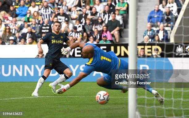 Harvey Barnes of Newcastle shoots to score the second goal during the pre-season friendly match between Newcastle United and Villarreal CF at St...