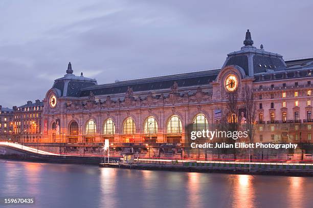 musee d'orsay on the banks of the river seine. - musee dorsay 個照片及圖片檔