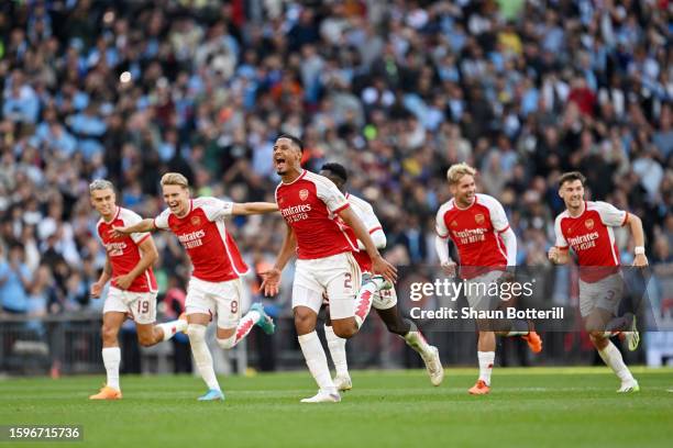 William Saliba of Arsenal and teammates celebrate after Fabio Vieira of Arsenal scores the team's fourth penalty in the penalty shoot out to win The...