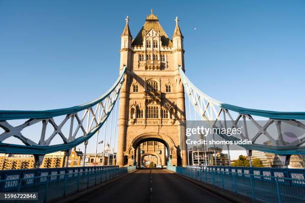 tower bridge - london at sunrise - tower bridge imagens e fotografias de stock