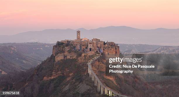 civita di bagnoregio at sunset - provinz viterbo stock-fotos und bilder