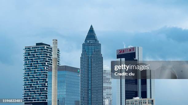 frankfurt am main skyline with messeturm - messeturm stock-fotos und bilder