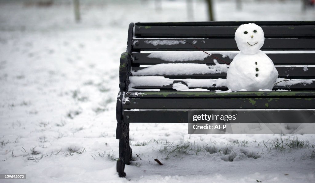 TOPSHOT-BRITAIN-WEATHER-SNOW