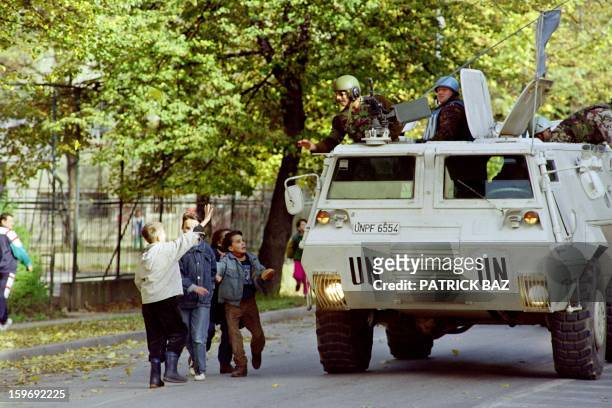 Bosnian children cheer Egyptian soldier from the UN forces patrolling in Sarajevo, on October 25, 1992. AFP PHOTO PATRICK BAZ