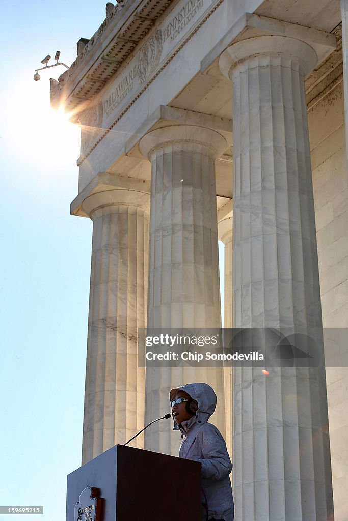 DC Students Commemorate MLK's Birthday At Lincoln Memorial