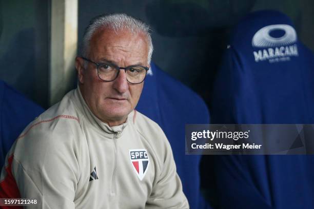 Dorival Junior coach of Sao Paulo looks on during the match between Flamengo and Sao Paulo as part of Brasileirao 2023 at Maracana Stadium on August...