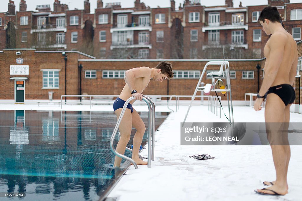 BRITAIN-WEATHER-SNOW