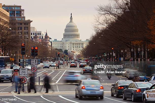 us capitol building at street - washington photos et images de collection