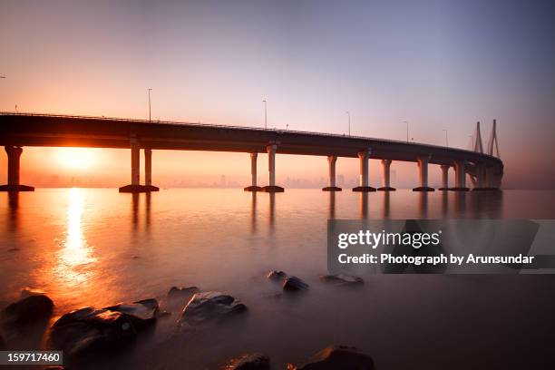 sea link - mumbai bridge fotografías e imágenes de stock