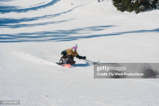 advanced level adaptive athlete using adaptive mono ski - esqui mono imagens e fotografias de stock
