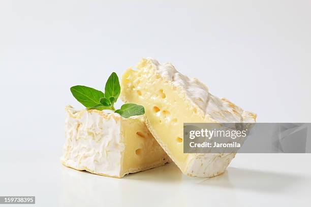 camembert-käse - basilikum freisteller stock-fotos und bilder