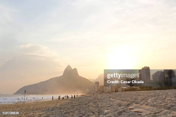 strand von ipanema - bundesstaat rio de janeiro stock-fotos und bilder