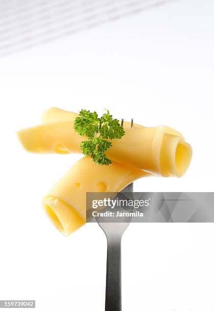 rollos de queso en un tenedor - queso gouda fotografías e imágenes de stock
