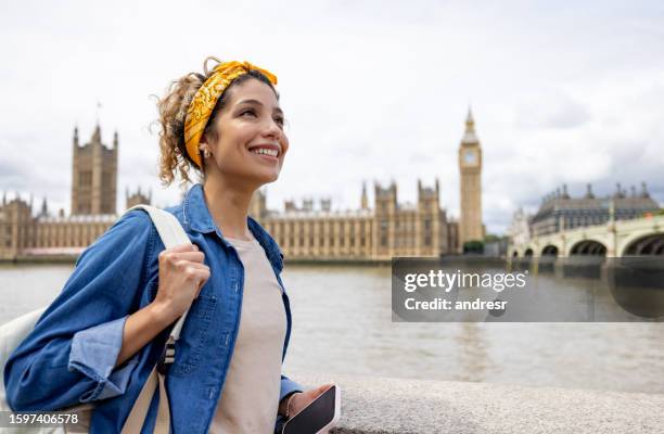 happy woman sightseeing in london - pessoas nómadas imagens e fotografias de stock