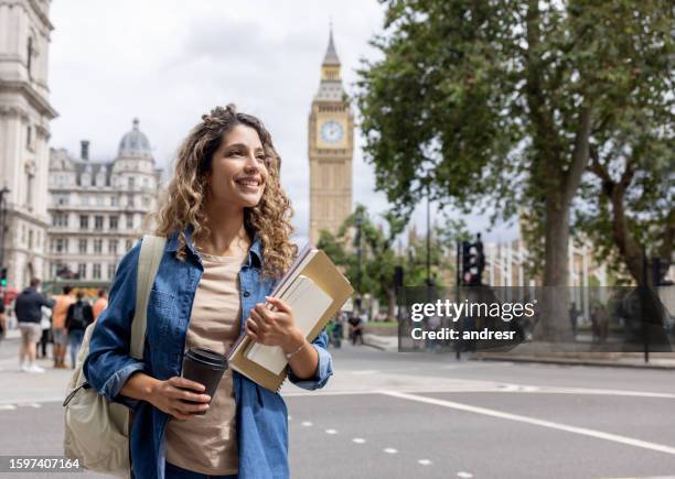 estudiante de intercambio caminando al aire libre en londres y bebiendo café - estudiante fotografías e imágenes de stock