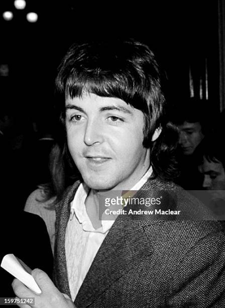 Singer, songwriter and musician Paul McCartney of the Beatles attends the premiere of the film 'Midnight Cowboy' at the London Pavilion, UK, 25th...
