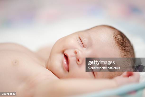 美しい笑顔で赤ちゃんの夢 - 赤ちゃん　寝る ストックフォトと画像