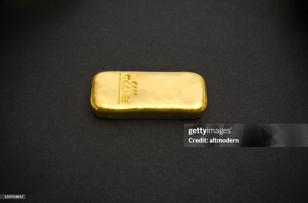 Bar of gold auf schwarzem Hintergrund