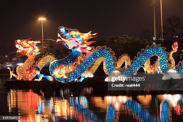 dragón de las linternas chino - chinese new year fotografías e imágenes de stock