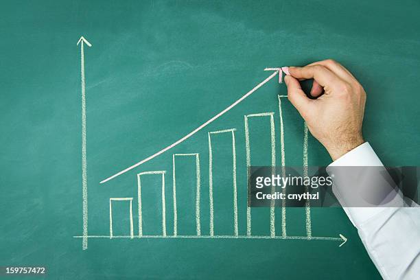 黒板のクローズアップ、金融ビジネスのグラフ - moving up ストックフォトと画像