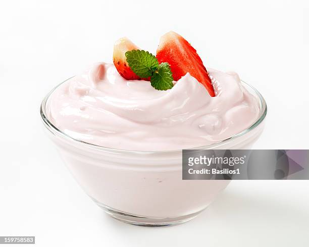 crème dans un bol blanc - fraises fond blanc photos et images de collection