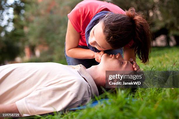 primeros auxilios: mirad, escuchar y sienta para respirar. - unconscious fotografías e imágenes de stock