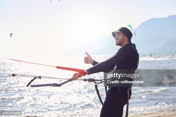 joven instructor de kitesurf - handball extreme fotografías e imágenes de stock