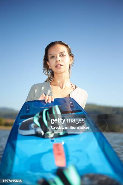 tabla de kitesurf y mujeres - handball extreme fotografías e imágenes de stock