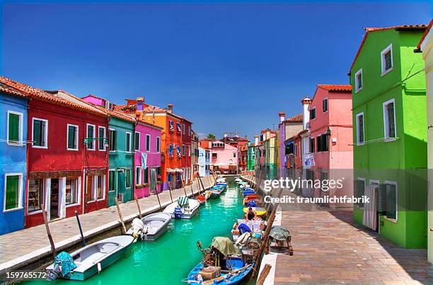 colorful burano - burano fotografías e imágenes de stock