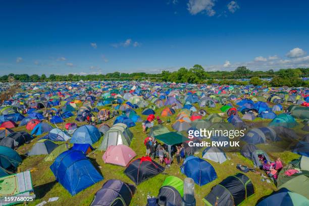 tents at uk music festival - abundance stock-fotos und bilder
