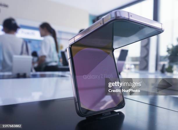 Customers experience Samsung's new foldable mobile phone Galaxy Z Flip5 at a Samsung sales store in Hangzhou, East China's Zhejiang province, Aug....