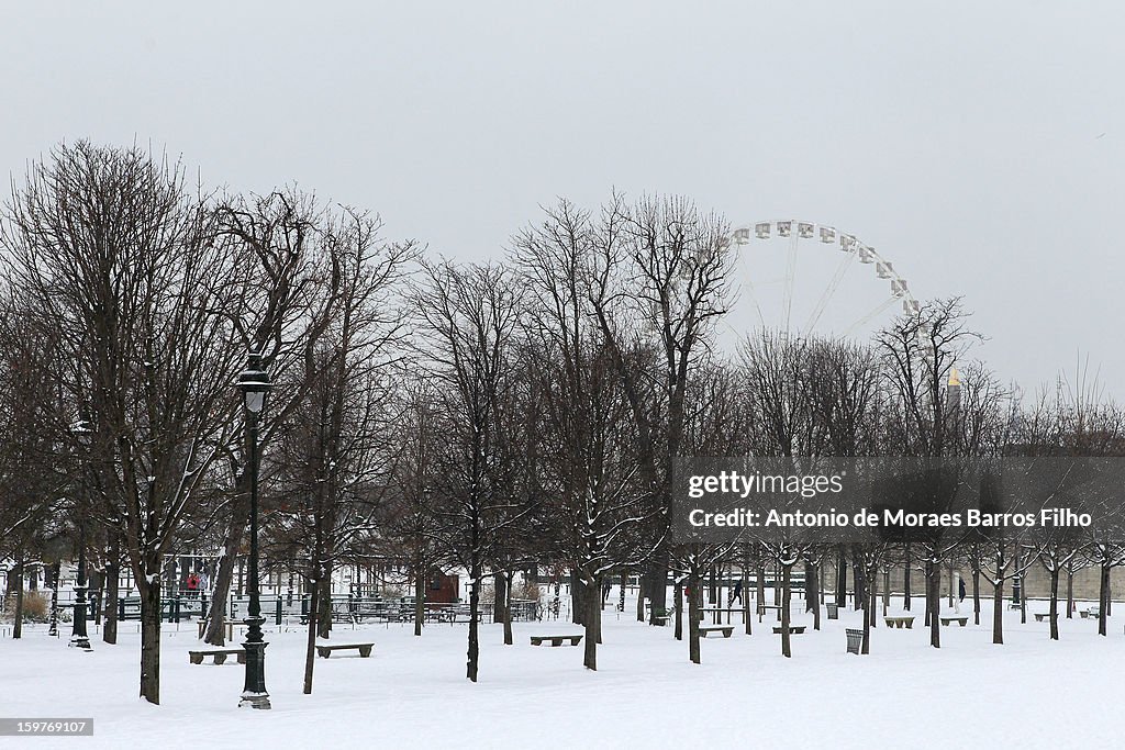 Snowfall Hits Paris