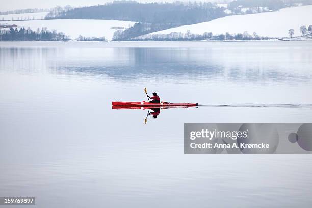 red kayak on winter lake - hamar photos et images de collection