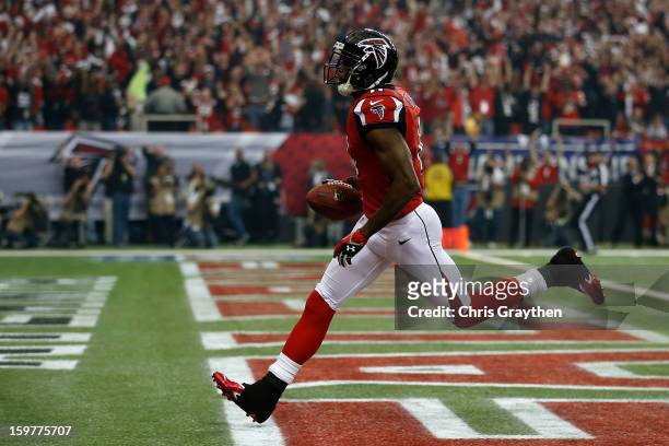 Wide receiver Julio Jones of the Atlanta Falcons catches a 46-yard touchdown in the first quarter against the San Francisco 49ers in the NFC...