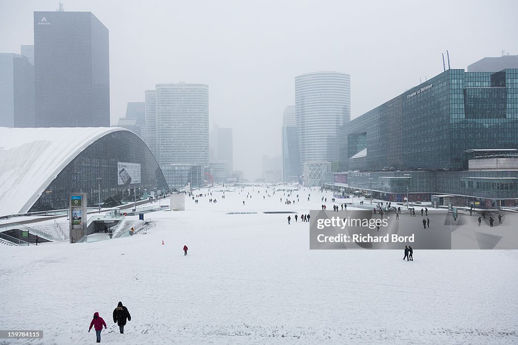 Snowfall Hits Paris