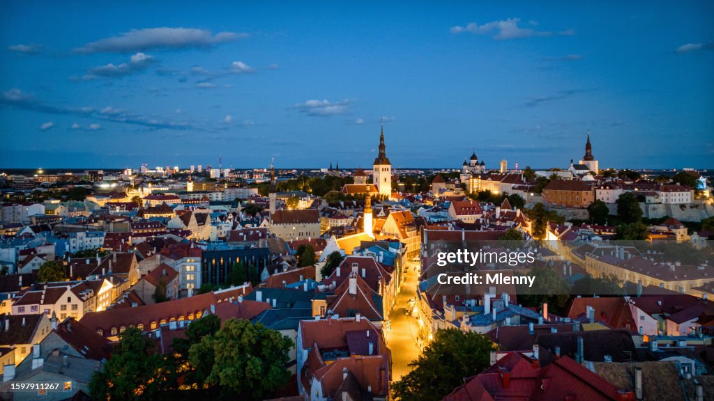 Tallin Estonia por la noche Casco antiguo iluminado Paisaje urbano Vista aérea Toompea Hill