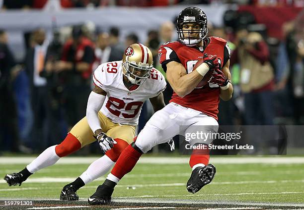 Tight end Tony Gonzalez of the Atlanta Falcons makes a catch against defensive back Chris Culliver of the San Francisco 49ers in the second quarter...