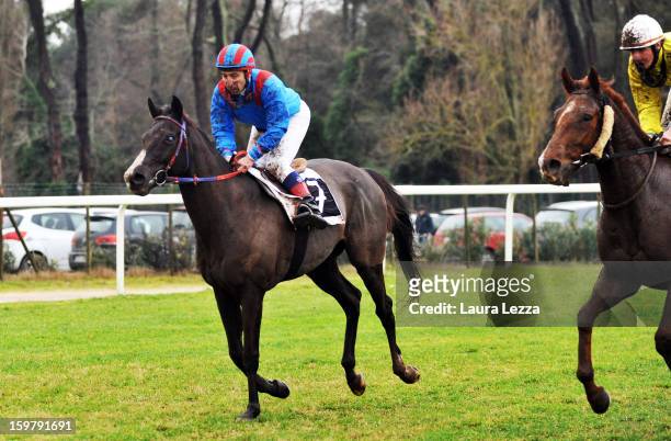 Jockey and owner Federico De Paola rides his blind racehorse Laghat at Ippodromo San Rossore on January 20, 2013 near Pisa, Italy. Laghat is a...