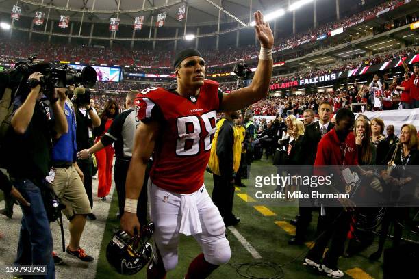 Tony Gonzalez of the Atlanta Falcons walks off of the field dejected after the Falcons lost 28-24 against the San Francisco 49ers in the NFC...