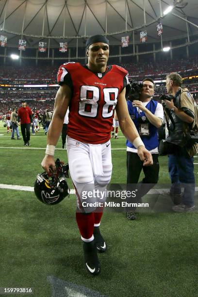 Tony Gonzalez of the Atlanta Falcons walks off of the field dejected after the Falcons lost 28-24 against the San Francisco 49ers in the NFC...
